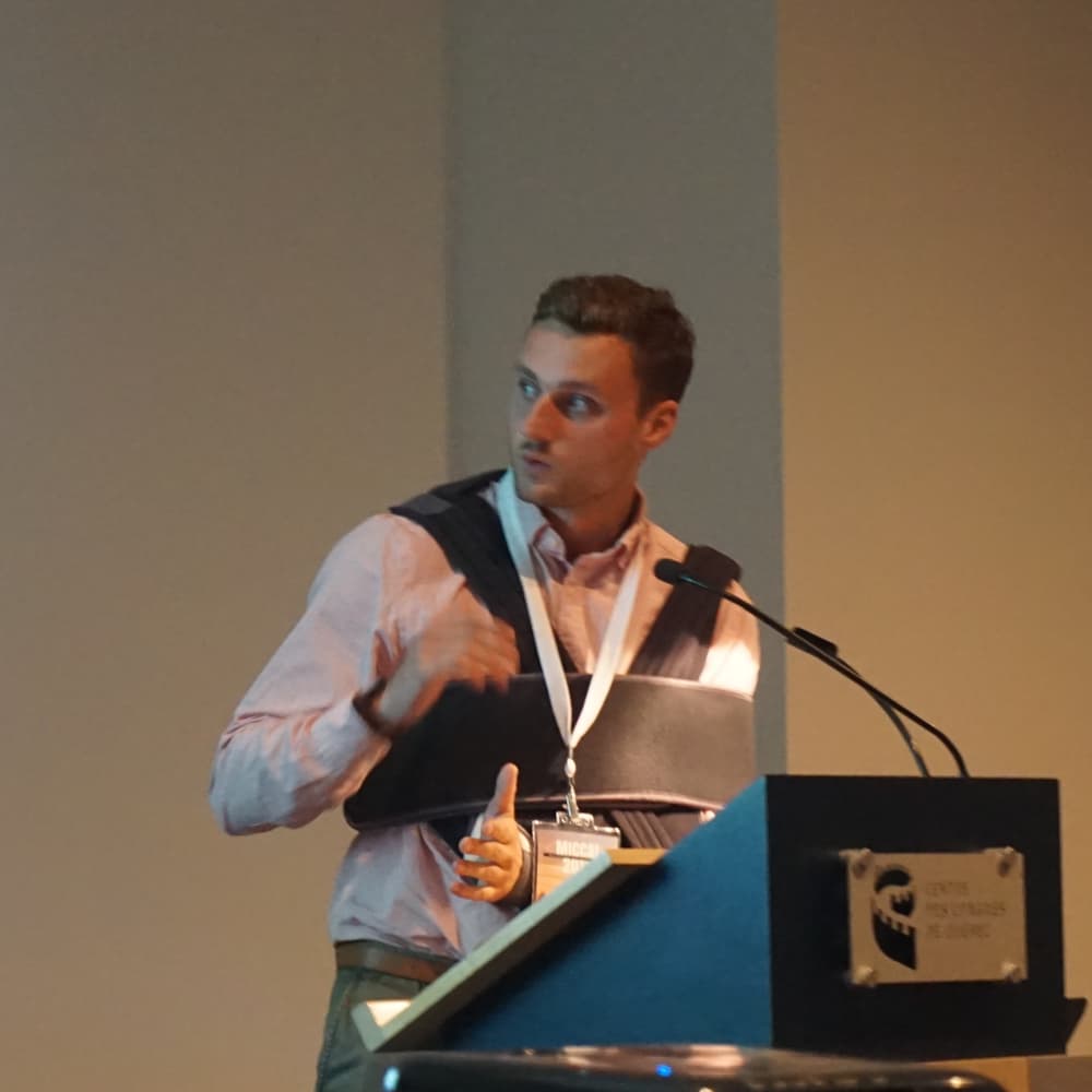 Ein Bild von Alexander Oliver Mader wie er einen Vortrag auf der MICCAI Konferenz in Quebec City, Kanada, im Jahr 2017 hält